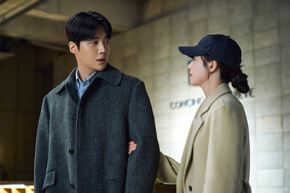 배우 김선호, 고윤정이 넷플릭스 시리즈 '이 사랑 통역 되나요?'에서 연기 호흡을 맞추고 있다. [사진=넷플릭스 ]