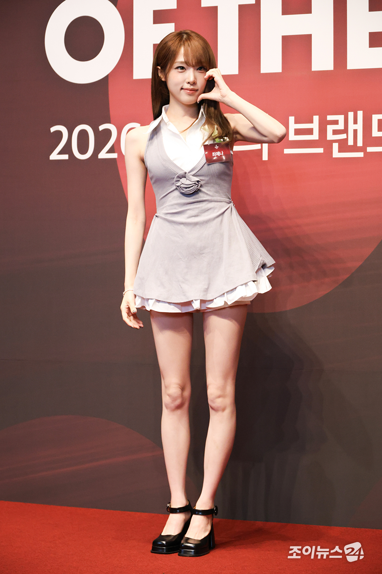 가수 최예나가 1일 오전 서울 중구 신라호텔에서 진행된 '2026 올해의 브랜드 대상' 포토월 행사에 참석하고 있다. [사진=문수지 기자]