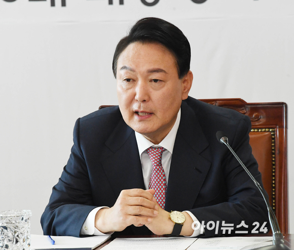 윤석열 대통령 당선인이 22일 오전 서울 종로구 통의동 대통령직 인수위원회 사무실에서 인수위 간사단 회의를 주재하고 있다. [사진=국회사진취재단]