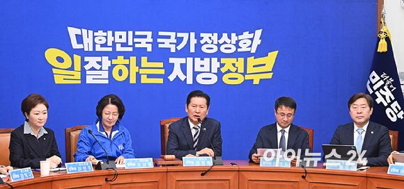 정청래 더불어민주당 대표가 13일 서울 여의도 국회에서 열린 최고위원회의에 앞서 경기도지사 추미애 후보 환영 발언을 하고 있다. [사진=곽영래 기자]