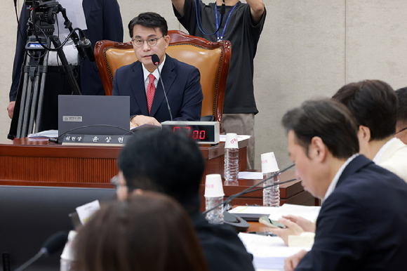  14일 국회에서 열린 '제9회 전국동시지방선거 투표용지 부족 사태 등 국민 참정권 침해 진상규명 및 선거관리 개혁을 위한 국정조사 특별위원회' 제1차 청문회에서 위원장인 국민의힘 윤상현 의원이 잠실 올림픽공원 내 투표지에 대한 공개 재검표 추진과 관련해 발언하고 있다. 2026.7.14 [사진=연합뉴스]