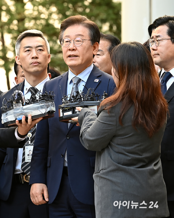 이재명 더불어민주당 대표가 15일 서울 서초구 서울중앙지방법원에서 열린 '공직선거법 위반' 1심 선고 공판에서 징역 1년에 집행유예 2년을 선고받은 뒤 법원을 나서며 심정을 밝히고 있다. [사진=곽영래 기자]