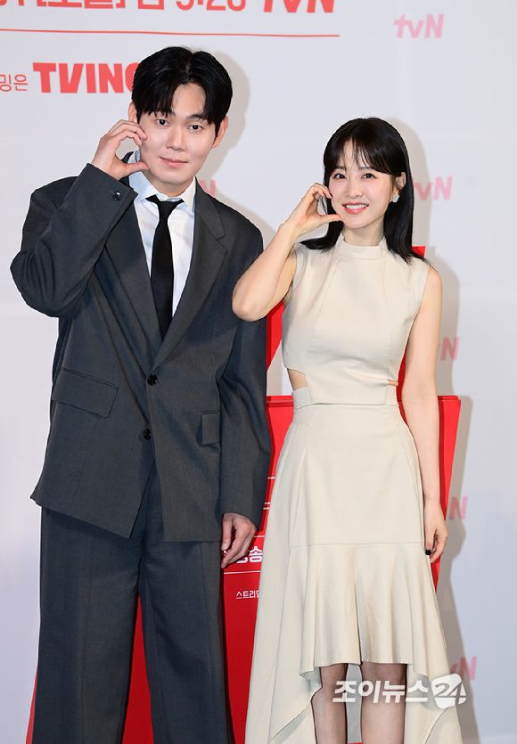 배우 류경수와 박보영이 21일 오후 서울 영등포구 CGV 영등포에서 열린 tvN '미지의 서울' 제작발표회에서 참석하고 있다. [사진=정소희 기자]