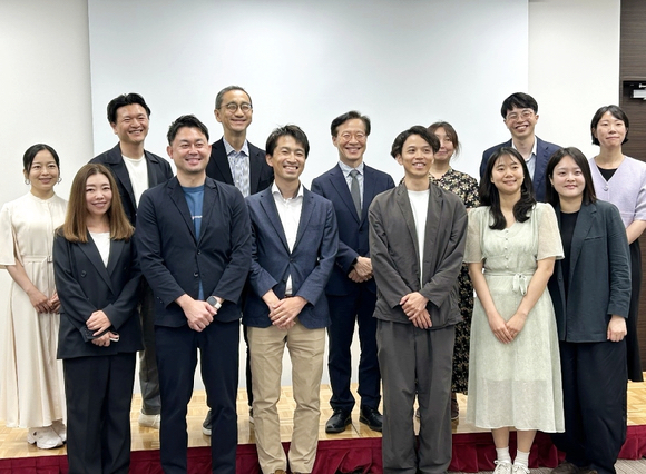 사회적가치연구원(CSES)과 일본펀드레이징협회(JFRA), 사업 참여기관 관계자들이 27일 일본 도쿄에서 열린 '성과 기반 기금' 성과공유회를 마친 뒤 기념촬영을 하고 있다. [사진=사회적가치연구원]