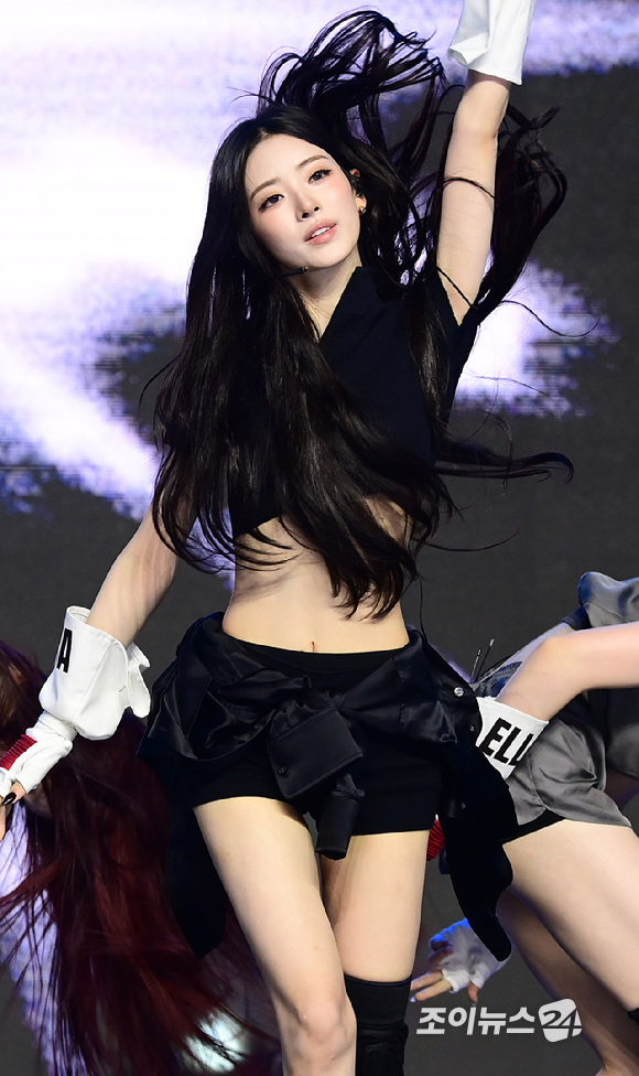 그룹 미야오 안나가 1일 오후 서울 마포구 상암동 큐브컨벤션센터에서 열린 미야오(MEOVV) EP 2집 '바이트 나우(BITE NOW)' 미디어 쇼케이스에서 수록곡 'Hit' Em' 무대를 선보이고 있다. [사진=정소희 기자]