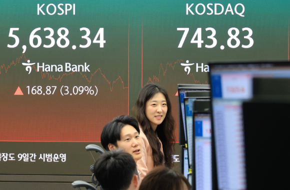 27일 장 마감 후 서울 중구 하나은행 딜링룸 [사진=연합뉴스]