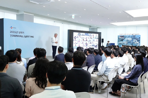 신영수 CJ대한통운 대표가 14일 서울 종로구 본사에서 열린 타운홀미팅을 통해 미래성장을 위한 핵심 전략과 조직문화 혁신 방향을 공유하고 있다. [사진=CJ대한통운]