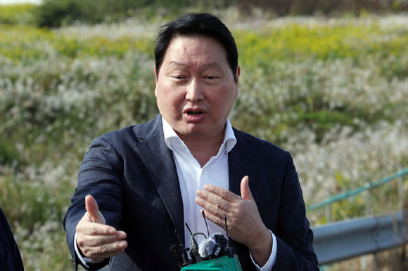 최태원 SK 회장, 광주 반도체 부지 첫 방문…"전력·용수 늦어도 먼저 착공"