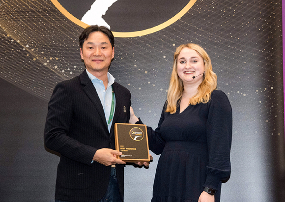 장성현 대한항공 마케팅/IT&middot;객실&middot;서비스 부문 부사장이 지난 14일(현지시간) 독일 함부르크서 열린 '2026 온보드 호스피탈리티 어워즈' 시상식에서 기내 서비스 4개 부문을 수상하며 기념촬영하고 있다. [사진=대한항공]