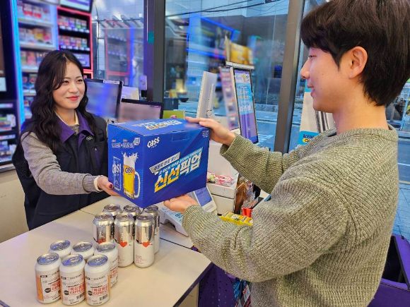 편의점 CU는 양조 직후 출고된 맥주를 일주일 내 받을 수 있는 초신선 맥주 픽업 서비스를 확대한다. [사진=CU]