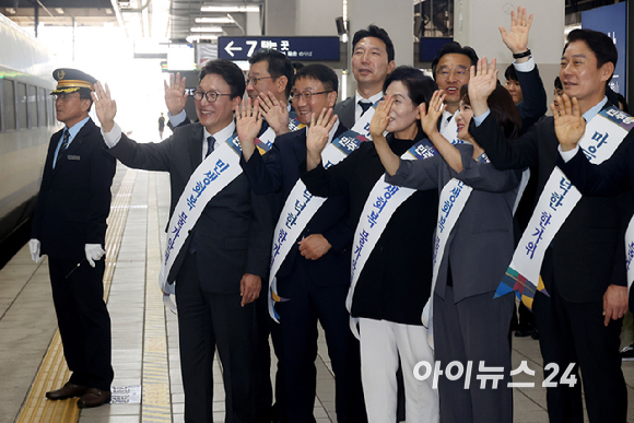 더불어민주당 김민석 대표와 한병도 원내대표를 비롯한 최고위원들이 23일 오전 서울 용산구 용산역에서 시민들을 만나 추석 명절 귀성 인사를 하고 있다. [사진=곽영래 기자]