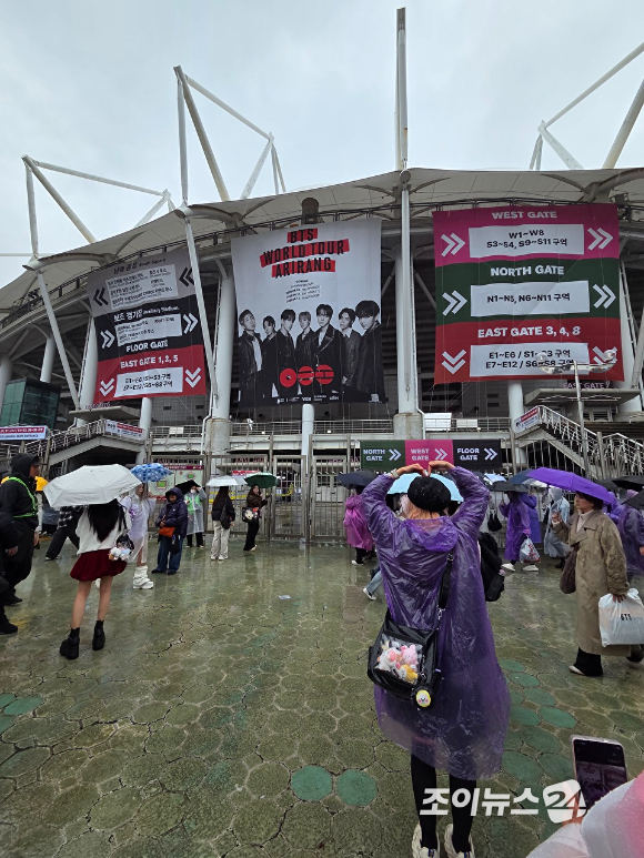 9일 고양종합운동장 주경기장에서 방탄소년단 월드투어 콘서트 'BTS WORLD TOUR 'ARIRANG''가 개최된다. 팬들이 기념사진을 촬영하고 있다. [사진=이미영 기자]