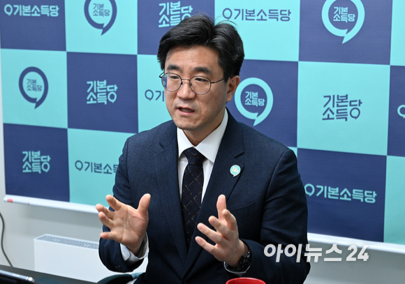 오준호 기본소득당 대선후보가 3일 서울 영등포구 기본소득당 당사에서 아이뉴스24와 인터뷰를 하고 있다. [사진=김성진 기자]