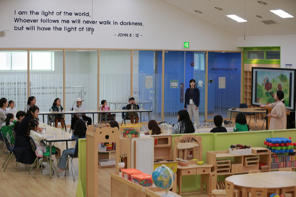 유아교육학과 학생들이 남양주시 초등학생 대상으로 신나는 어린이 영어뮤지컬 늘봄학교 프로그램을 진행하고 있다. [사진=경복대학교 ]