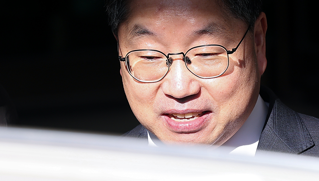 퇴임식을 마친 노만석 검찰총장 직무대행이 14일 서울 서초구 대검찰청을 나서며 차에 오르고 있다. 2025.11.14 [사진=연합뉴스]