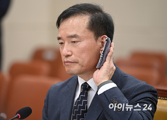 김종철 방송미디어통신위원회 위원장 후보자가 16일 서울 여의도 국회에서 열린 인사청문회에서 땀을 닦고 있다. [사진=곽영래 기자]