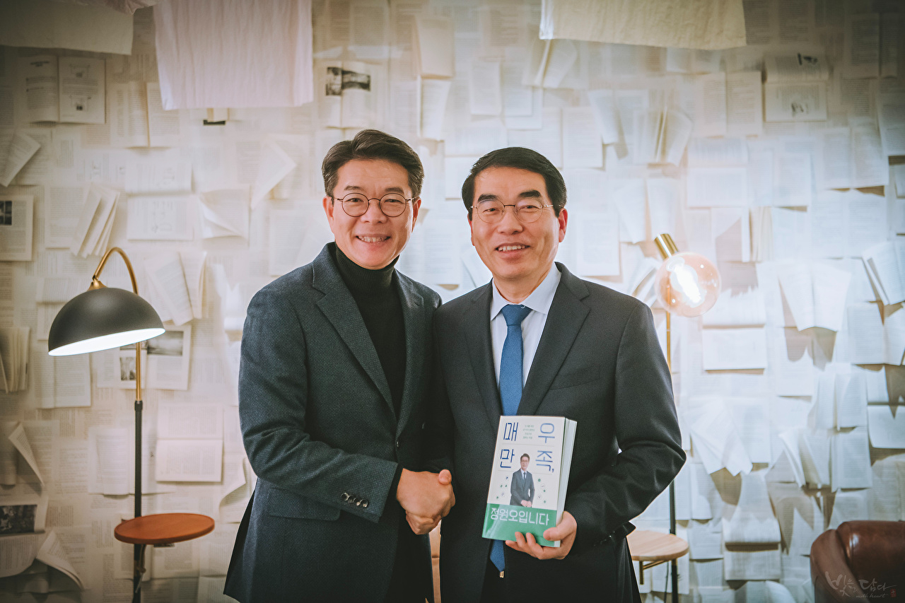 정원오 서울 성동구청장(왼쪽)과 양기대 전 더불어민주당 의원이 지난 19일 서울 시공사 문화살롱에서 열린 정 구청장의 북콘서트에서 만나 손을 맞잡고 있다. [사진=양기대 전 더불어민주당 의원]