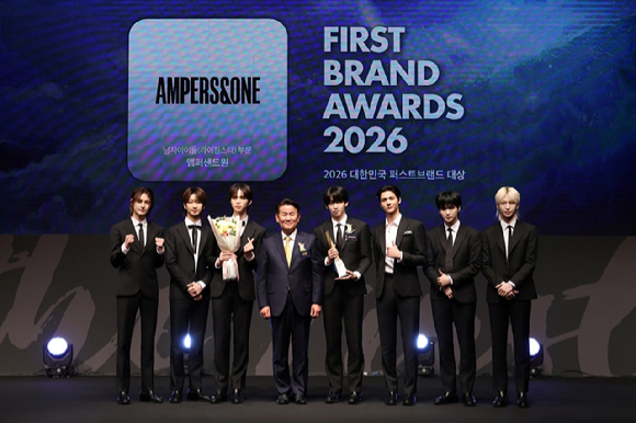 앰퍼샌드원이 '2026 대한민국 퍼스트브랜드 대상'에서 '2026년을 이끌어 갈, 기대되는 남자아이돌(라이징스타)' 부문을 수상했다. [사진=2026 대한민국 퍼스트브랜드 대상]