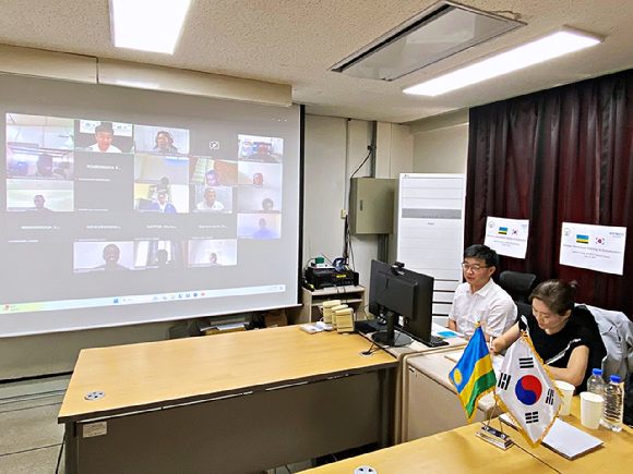 강재훈 전문건설공제조합 기술교육원 교육지원팀장(사진 왼쪽 첫번째)이 24일 르완다 현지 건설분야 교사들에게 화상강의를 하고 있다. [사진=전문건설공제조합]