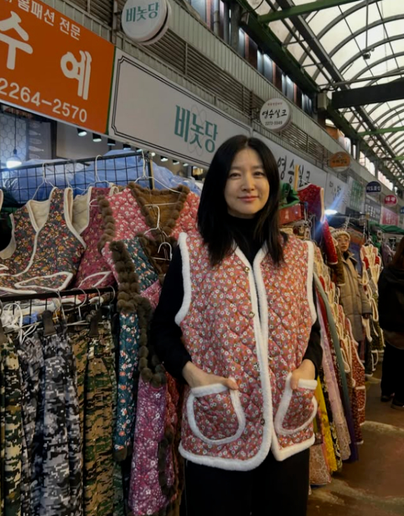 이영애, 전통시장 떴다...김장 조끼도 입고 호떡도 먹고 '소탈 일상 깜짝'