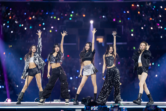 그룹 미야오가 지난 1일(현지시간)부터 3일까지 미국 로스앤젤레스 크립토닷컴 아레나에서 열린 K-팝 팬&아티스트 페스티벌 '케이콘 엘에이 2025(KCON LA 2025)' 무대에서 열띤 공연을 펼치고 있다. [사진=CJ ENM]