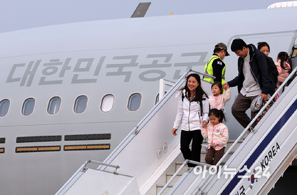 중동 전쟁 확대로 레바논에 체류 중이던 우리 국민 204명과 외국 국적 가족 5명 및 우방국(일본) 국민 2명 등 총 211명이 대한민국 군 수송기(KC-330)를 타고 15일 오후 성남공항에 도착하고 있다. 2026. 03.15. [사진=사진공동취재단]