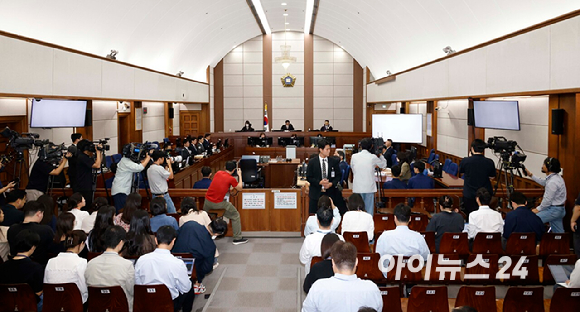 윤석열 전 대통령이 26일 서울 서초구 서울중앙지법에서 열린 특수공무집행방해, 직권남용 권리행사방해 등 혐의 사건 첫 공판에 출석하고 있다. [사진=사진공동취재단]