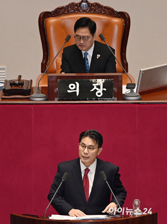 윤상현 국민의힘 의원이 19일 서울 여의도 국회에서 열린 본회의에서 공소청법안에 대한 무제한 토론(필리버스터)을 하고 있다. [사진=곽영래 기자]