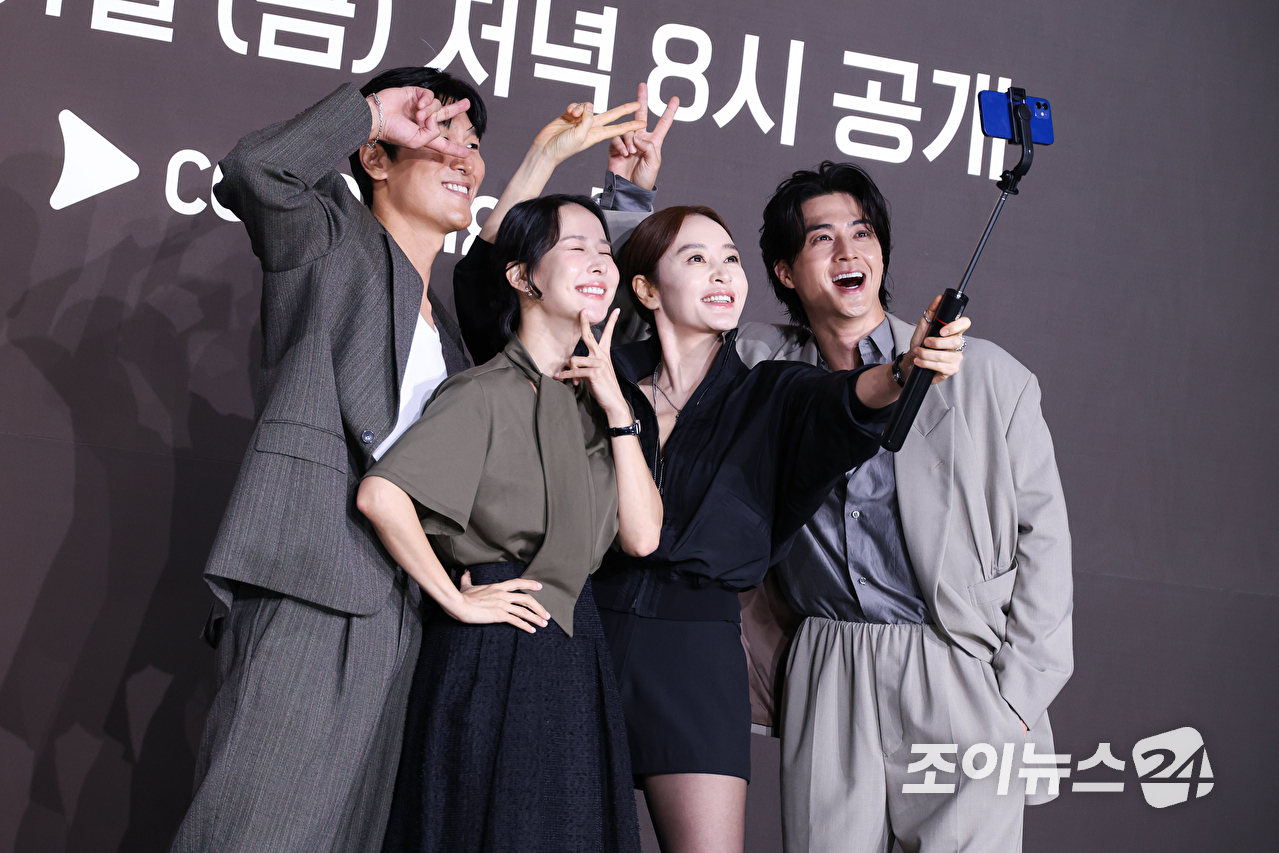 배우 김재철, 조여정, 김혜수, 김지훈이 28일 오전 서울 중구 장충동 앰배서더 서울 풀만 호텔에서 진행된 쿠팡플레이 시리즈 '지금 불륜이 문제가 아닙니다' 제작발표회에 참석해 포즈를 취하고 있다. [사진=문수지 기자]