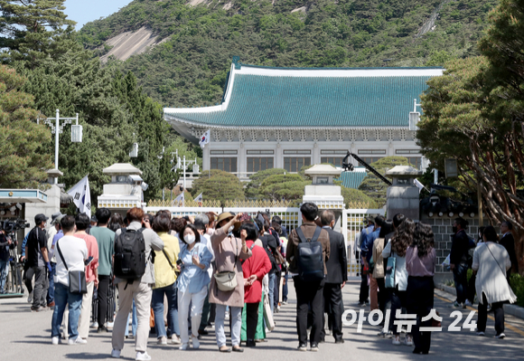 10일 오전 서울 종로구 청와대에서 정문 개문 기념 행사가 열린 가운데 지역주민과 학생, 소외계층 등 국민 대표 74명이 입장을 기다리고 있다. [사진=인수위사진기자단]