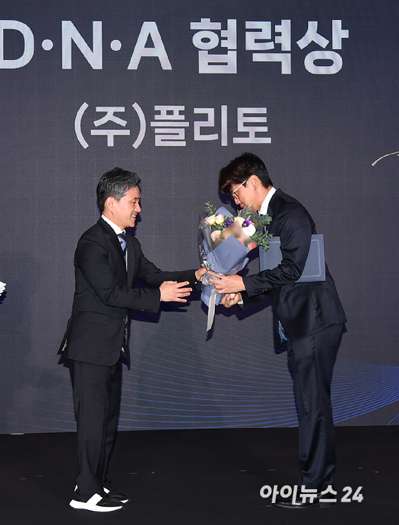 종합경제미디어 아이뉴스24가 23일 서울 영등포구 여의도동 FKI타워컨퍼런스센터에서 '아이포럼2025-지금은 인공지능 대전환(AX):AI 3대 강국 어떻게 만들 것인가' 컨퍼런스를 개최했다. 포럼에 앞서 '제6회 아이뉴스24 D&middot;N&middot;A 혁신상 시상식'이 열린 가운데 플리토 강동한 CTO가 D&middot;N&middot;A 협력상(한국지능정보사회진흥원 원장상)을 수상하고 있다. 왼쪽은 시상자로 나선 정병주 한국지능정보사회진흥원 인공지능융합본부 본부장. [사진=곽영래 기자]