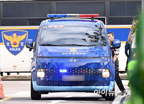 '집사 게이트' 핵심 김예성 씨를 태운 호송차가 18일 오전 구속 후 첫 소환조사를 위해 서울 종로구에 마련된 김건희 특검팀(특별검사 민중기) 사무실로 들어가고 있다. [사진=곽영래 기자]