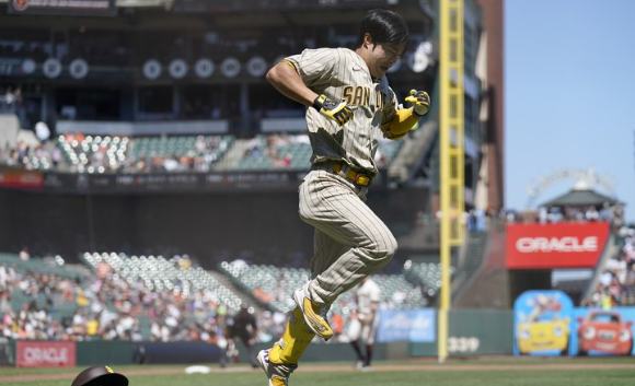 MLB 샌디에이고에서 뛰고 있는 김하성이 1일(한국시간) 열린 샌프란시스코와 원정 경기 도중 마차도의 적시타에 홈으로 내달리고 있다. [사진=뉴시스]