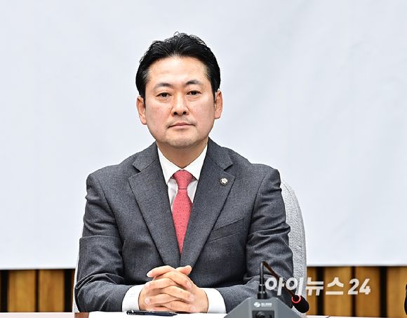 장동혁 국민의힘 사무총장이 3월 5일 오전 서울 여의도 국회에서 열린 원내대책회의에 참석하고 있다.