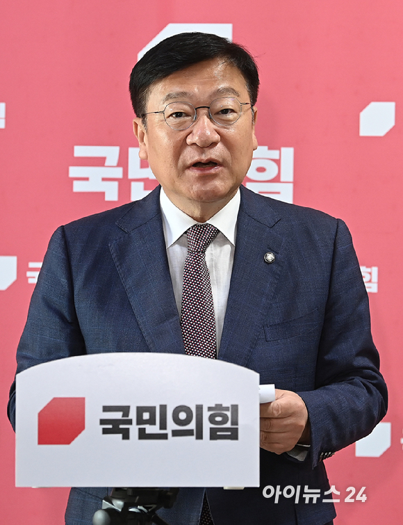 정점식 국민의힘 원내대표가 11일 서울 여의도 국회에서 백브리핑을 하고 있다. [사진=곽영래 기자]