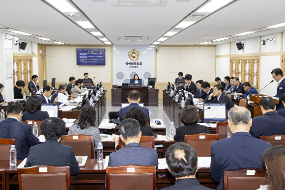 경북도의회 교육위원회 회의가 열리고 있다. [사진=경북도의회]