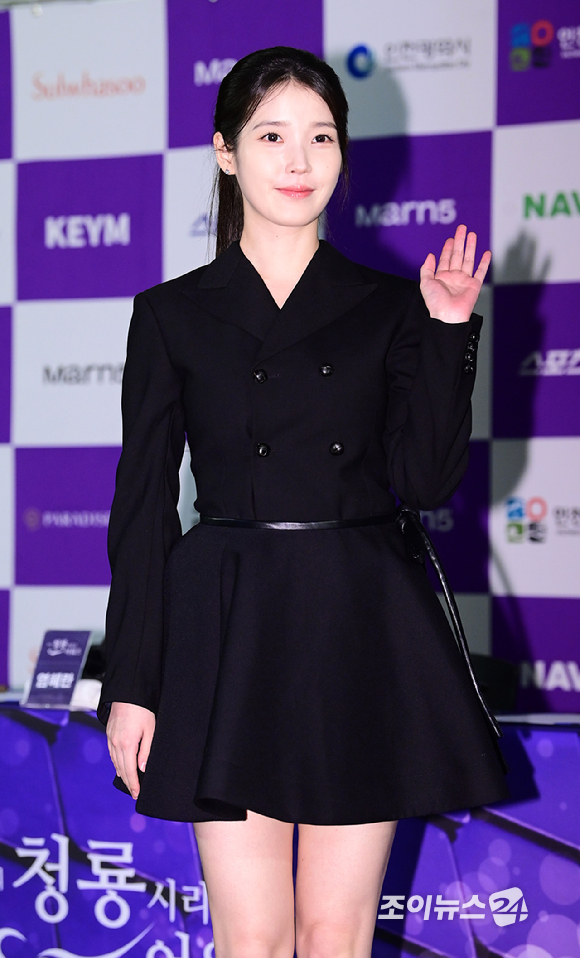 배우 아이유가 7일 서울 용산구 CGV 아이파크몰에서 진행된 '제5회 청룡 시리즈 어워즈' 핸드프린팅 행사에 참석하고 있다. [사진=정소희 기자]