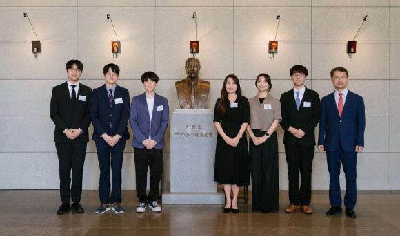 일주(一洲) 고(故) 이임용 태광그룹 창업주 흉상 앞에서 김민수 일주학술문화재단 이사장(맨 오른쪽)과 장학생들이 기념촬영을 하고 있다. [사진=태광그룹]