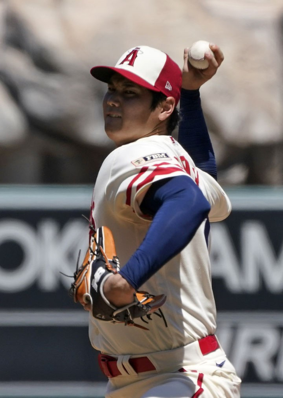 MLB LA 에인절스에서 뛰고 있는 오타니 쇼헤이가 24일(한국시간) 열린 신시내티 레즈와 홈 경기 더블헤더 1차전 선발 등판해 공을 던지고 있다. 그는 이날 피로를 호소하며 2회초 1사 상황에서 자진 강판했다. [사진=뉴시스]