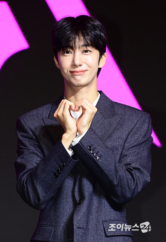 그룹 몬스타엑스 형원이 16일 오후 서울 영등포구 여의도 콘래드 호텔에서 열린 몬스타엑스(MONSTA X) 데뷔 10주년 기념 기자간담회에 참석해 포토타임을 갖고 있다. [사진=정소희 기자]