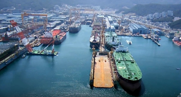 8월까지 올해 들어 무역수지는 454억달러 줄었다. 사진은 대우조선해양 선박 수출 무역 항만 (기사 내용과 관계 없음). [사진=대우조선해양]