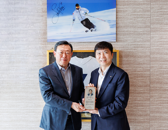 12일(현지시간) 이탈리아 리비뇨 스노파크에서 열린 2026 밀라노-코르티나담페초 동계올림픽 스노보드 여자 하프파이프 결승에서 우승한 최가온이 시상대에서 금메달을 목에 걸고 눈물을 글썽이고 있다. [사진=연합뉴스]