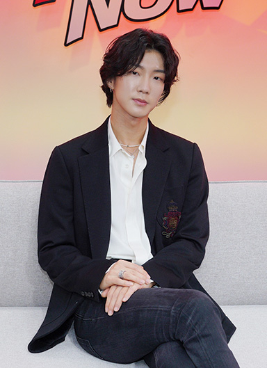 그룹 위너 이승훈이 26일 온라인으로 진행된 SM C&C STUDIO와 네이버 NOW. 공동 제작 웹예능 프로그램 '리얼 나우-위너 편' 스페셜 라이브 행사에 참석해 포즈를 취하고 있다. [사진=SM C&C 스튜디오, 네이버 NOW.]