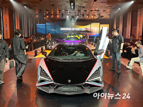 8일 그랜드 워커힐 서울에서 열린 '람보르기니 데이 코리아 2026'에서 '레부엘토 SV'가 아시아&middot;태평양 지역 최초로 공개되고 있다. [사진=김현영, 최지호 인턴기자]