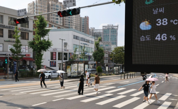 입추인 7일 서울 서대문구 한 도로 전광판에 현재 기온이 표시되고 있다. [사진=연합뉴스]