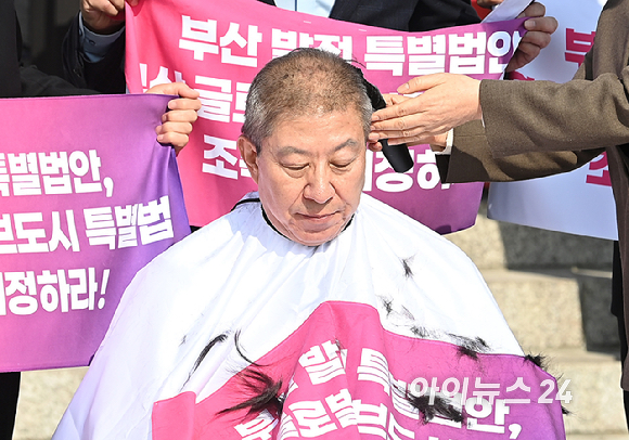 박형준 부산시장이 23일 서울 여의도 국회 본관 계단에서 부산 발전 특별법안, 부산 글로벌허브도시 특별법 조속 제정 촉구 삭발을 하고 있다. [사진=곽영래 기자]