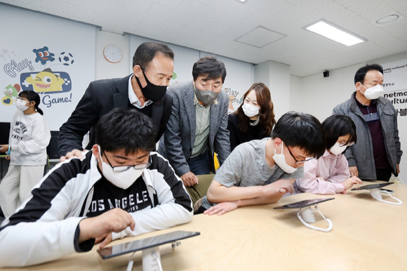 안동영명학교 게임문화체험관에서 학생들이 제공 기기로 체험하고 있다. [사진=넷마블문화재단]