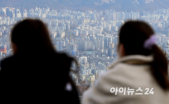 지난 11월 13일 서울 북한산에서 바라본 서울 아파트 전경. [사진=김성진 기자]