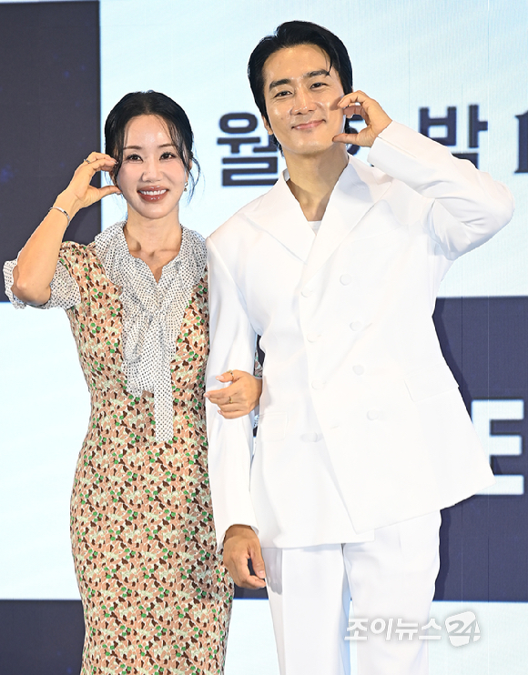 배우 엄정화, 송승헌이 12일 오후 서울 구로구 더 세인트에서 열린 지니 TV '금쪽같은 내 스타' 제작발표회에서 포토타임을 갖고 있다. [사진=곽영래 기자]