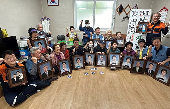 13일 포스코사진봉사단이 포항시 중앙동 관할 중앙덕산경로당에서 찾아가는 장수사진 액자 전달식을 가졌다. [사진=포항시 북구청]